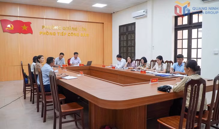 Lãnh đạo phường Quảng Yên tiếp công dân định kỳ.
