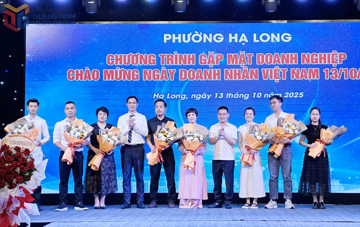Lãnh đạo phường Hạ Long tặng hoa chúc mừng các doanh nghiệp thành lập mới.
