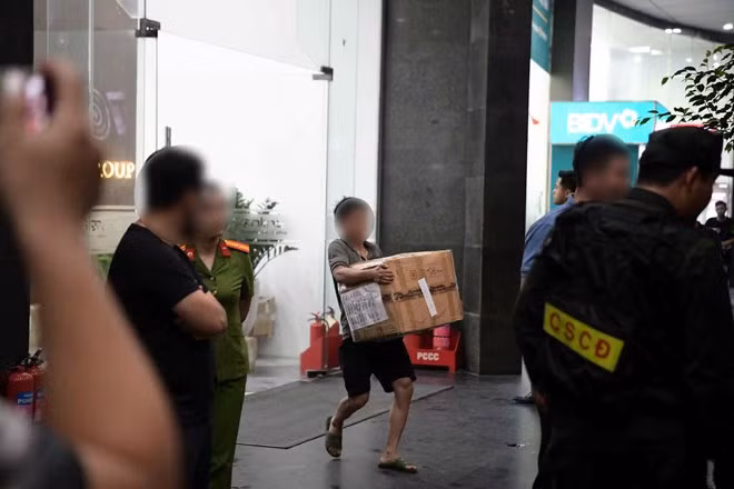 Nhiều tài liệu được niêm phong, vận chuyển ra khỏi tòa nhà 18 Tam Trinh - nơi đặt trụ sở công ty của Shark Bình, tối 7/10. Ảnh: Hải Hoàng