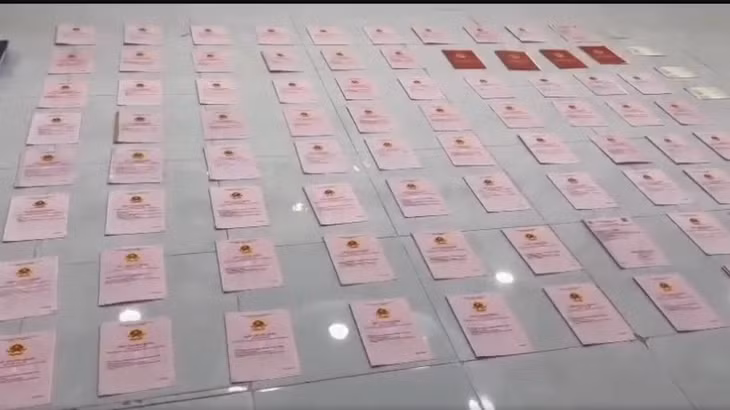 Sổ đỏ thu giữ từ két sắt nhà Ngân 98 - Ảnh: Công an TP.HCM