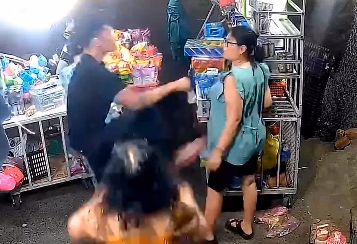 Trần Triệu Quí có hành vi đạp vào người phụ nữ mang thai bán hàng tạp hóa - Ảnh cắt từ clip camera an ninh ghi được
