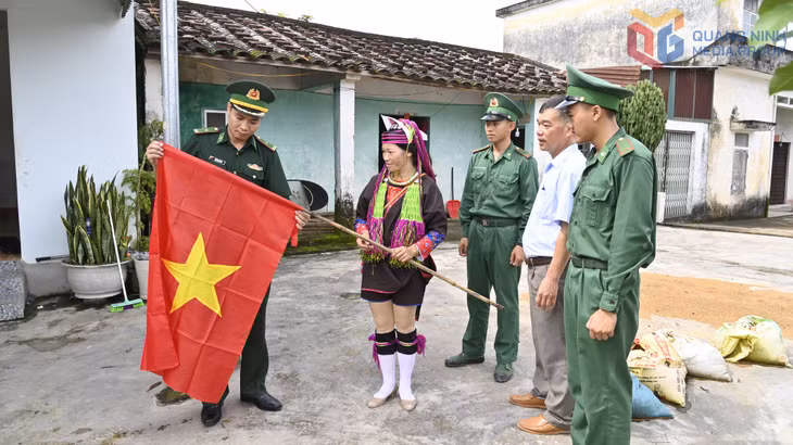 Bộ đội BP Quảng Ninh tặng cờ Tổ quốc cho nhân dân khu vực biên giới