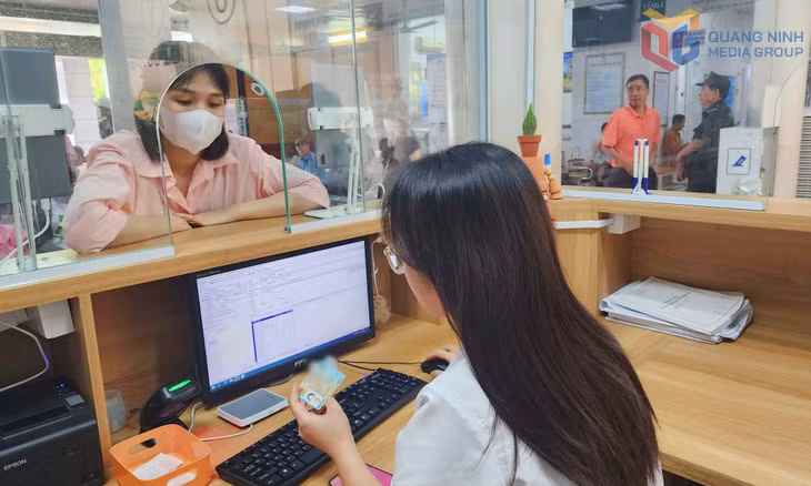 Đăng ký khám chữa bệnh bằng căn cước công dân có gắn chip tại Bệnh viện Bãi Cháy. Ảnh: Nguyễn Hoa