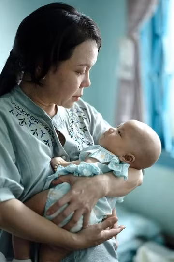 Việt Hương không mấy khó khăn để vào vai một người bà lam lũ, hy sinh cho con cháu.