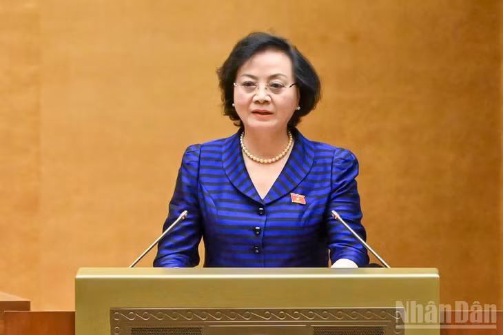 Bộ trưởng Nội vụ Phạm Thị Thanh Trà trình bày tờ trình dự án Luật Viên chức (sửa đổi). (Ảnh: THỦY NGUYÊN)