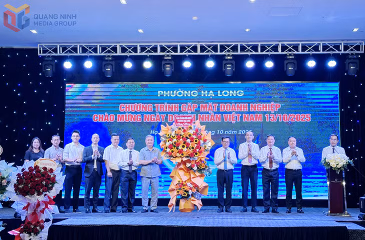 Lãnh đạo phường Hạ Long tặng hoa chúc mừng ngày Doanh nhân.