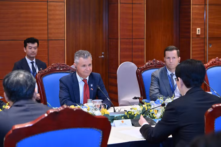 Đồng Bộ trưởng về Ngoại giao và Thương mại Australia Matt Thistlethwaite phát biểu tại cuộc tiếp.