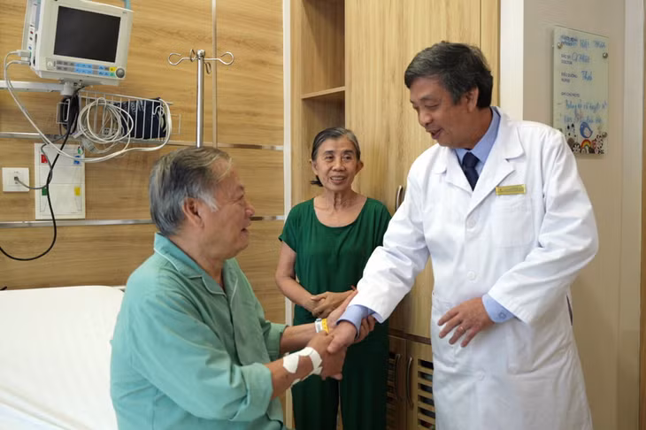 PGS.TS.BS Hồ Thượng Dũng – người đứng sau quyết định sử dụng phương pháp can thiệp không stent bằng bóng phủ thuốc.