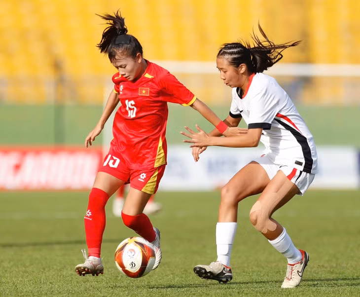 U17 nữ Việt Nam (áo đỏ) trong trận thắng Hong Kong - Ảnh: ANH KHOA