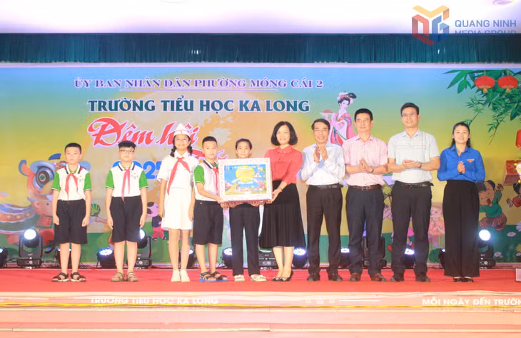 Liên đội trường Tiểu học Ka Long trao tặng 16 suất quà Trung thu tới 16 bạn học sinh có hoàn cảnh đặc biệt.