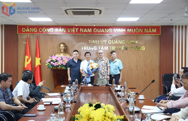 Các đồng chí trong BCH tặng hoa đồng chí Đỗ Ngọc Bích, thôi giữ chức Chủ tịch liên đoàn Cờ Quảng Ninh.