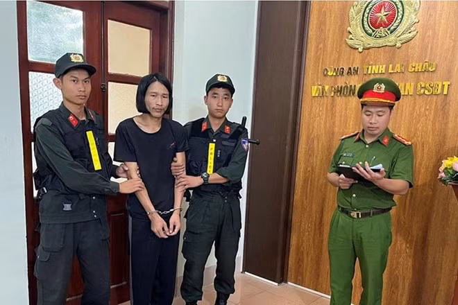 Cơ quan Cảnh sát điều tra thực hiện lệnh bắt bị can để tạm giam đối với Lò Văn Khiêm. Ảnh: Công an Lai Châu