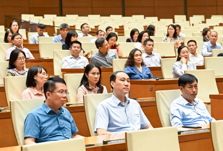 Lãnh đạo Quốc hội, các đại biểu Quốc hội, cán bộ công chức, viên chức, người lao động các cơ quan của Quốc hội, Văn phòng Quốc hội tham dự chương trình ủng hộ. (Ảnh Duy Linh)
