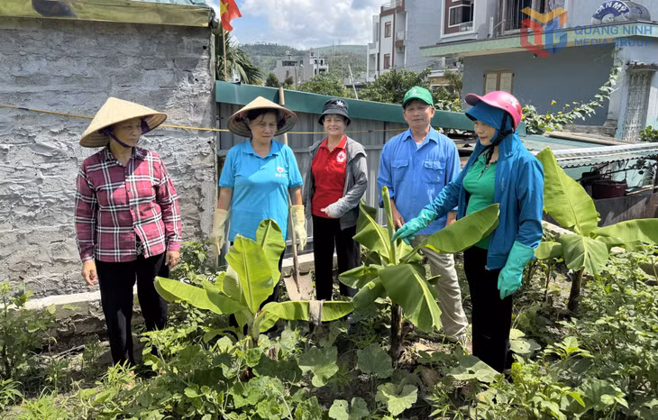 Ban Công tác Mặt trận khu phố 5 (phường Hà Lầm) vận động, thuyết phục người dân hóa giải mâu thuẫn ngay từ cơ sở.