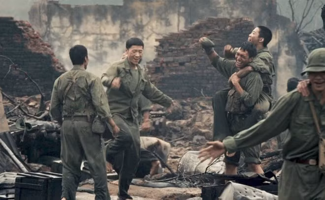 Cảnh trong phim “Mưa đỏ”. Ảnh: Đoàn phim cung cấp