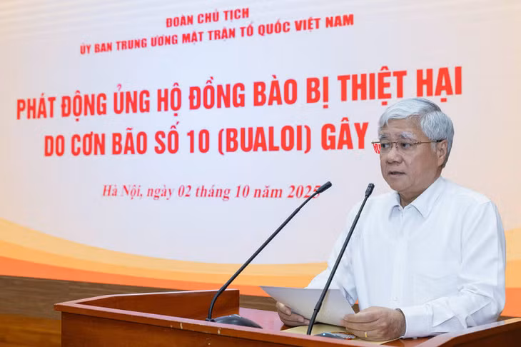 Đồng chí Đỗ Văn Chiến phát động ủng hộ.