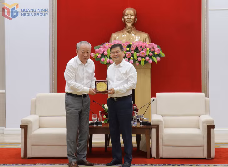 Đồng chí Bùi Văn Khắng, Phó Bí thư Tỉnh ủy, Chủ tịch UBND tỉnh phát biểu tại buổi tiếp.