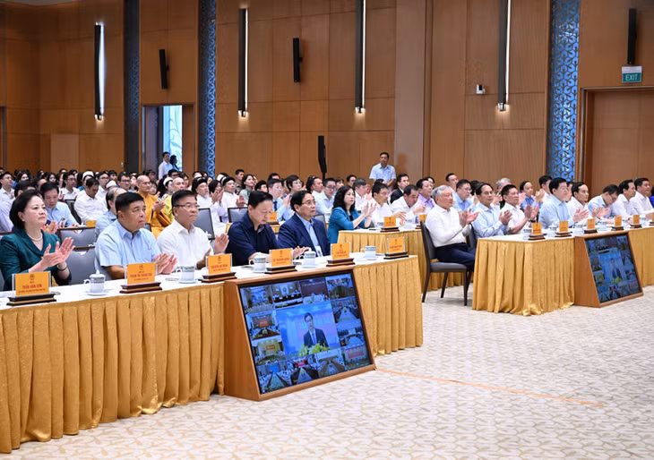 Thủ tướng Phạm Minh Chính và các đại biểu tham dự lễ phát động đợt thi đua cao điểm lập thành tích chào mừng Đại hội XIV của Đảng. (Ảnh: Báo Nhân Dân)