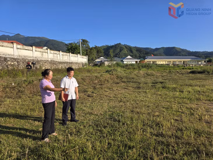 Bà Chu Bích Sen, Bí thư Chi bộ, Trưởng thôn Nà Phạ cùng cán bộ Phòng Kinh tế UBND xã Bình Liêu trao đổi về dự án khu vui chơi, sinh hoạt cộng đồng ngoài trời.