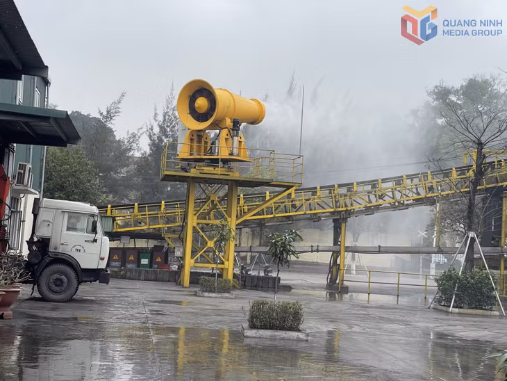 Hệ thống phun sương dập bụi tại mặt bằng sản xuất của Công ty Tuyển than Cửa Ông.