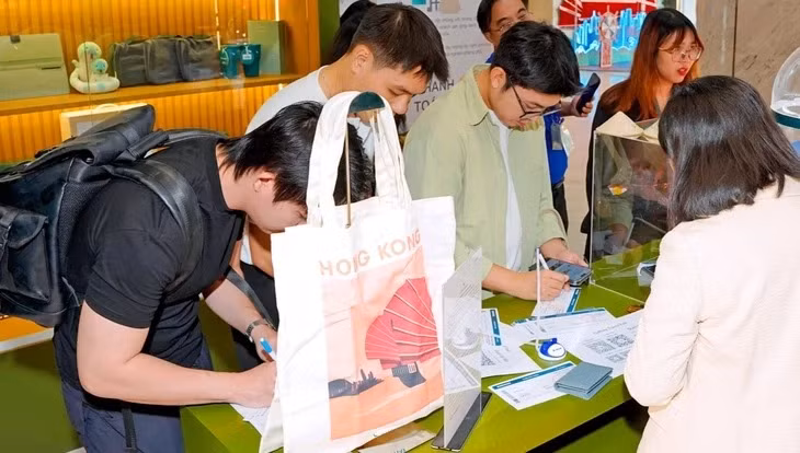 Khách tham gia Cathay Travel Fair 2025 đang diễn ra tại TP.HCM nhằm quảng bá du lịch - Ảnh: L.N