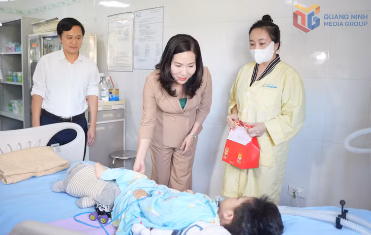 Đồng chí Phó Chủ tịch UBND tỉnh động viên một bệnh nhi đang điều trị tại Bệnh viện.