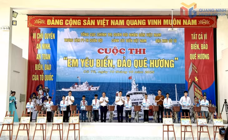 Đoàn công tác tặng 10 xe đạp cho các cháu học sinh trên địa bàn đặc khu Cô Tô.