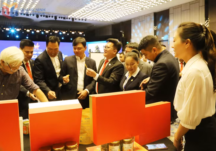 Các đại biểu tham quan gian hàng.