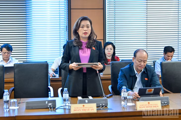 Đại biểu Đoàn Thị Lê An (Cao Bằng) phát biểu. (Ảnh: THỦY NGUYÊN)