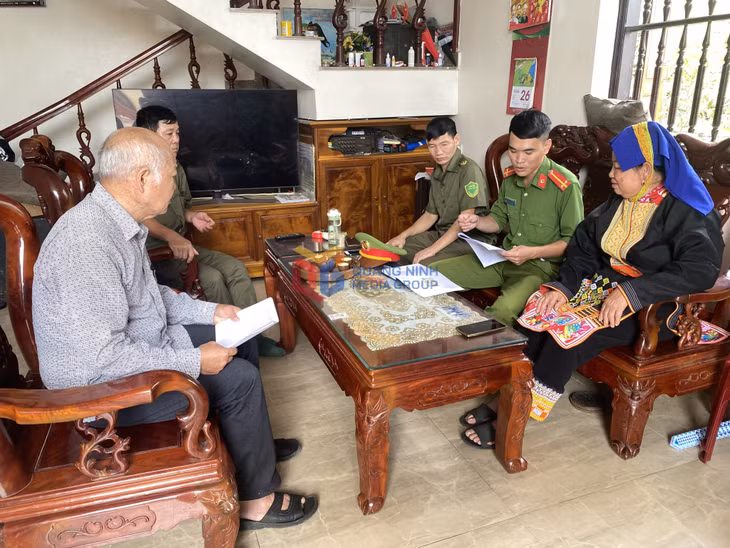 Công an xã Ba Chẽ phối hợp cùng ông Bàn A Sằn, Bí thư chi bộ, trưởng thôn 1 (xã Ba Chẽ) tuyên truyền cho người dân luật trật tự ATGT.