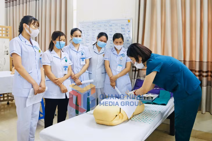 2025-10_Sinh viên Khoa Điều dưỡng, Trường Cao đẳng Y tế Quảng Ninh học thực hành tại trường. Ảnh: Lan Anh