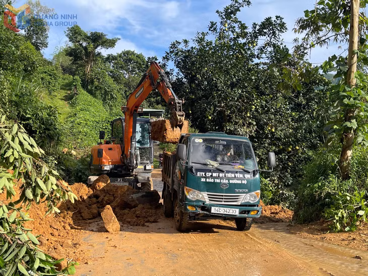 Chính quyền xã Tiên Yên huy động phương tiện, máy móc khắc phục điểm sạt lở tại thôn Văn Mây.