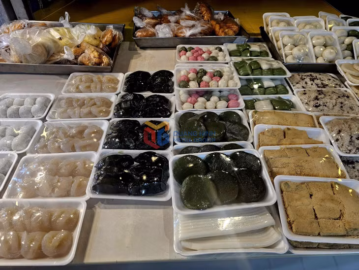 Các loại bánh và xôi bày bán được bảo quản sạch sẽ.