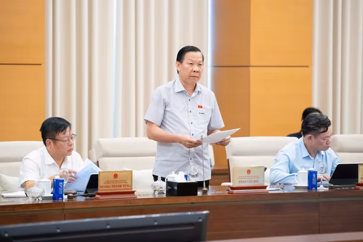 Chủ nhiệm Ủy ban Kinh tế và Tài chính Phan Văn Mãi trình bày báo cáo thẩm tra. (Ảnh: DUY LINH)