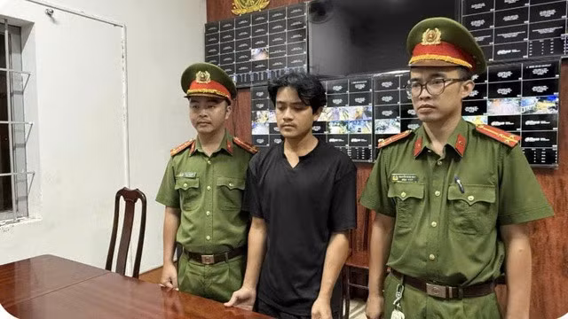 Công an phường Buôn Ma Thuột đã tống đạt quyết định khởi tố bị can, lệnh bắt tạm giam Lê Minh Nhân.