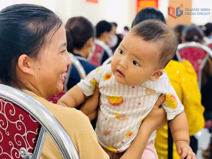 Tham gia mô hình, phụ nữ thôn Khe Nháng (xã Kỳ Thượng) bế con đến Nhà văn hóa thôn để học kỹ năng nuôi dạy con nhỏ.
