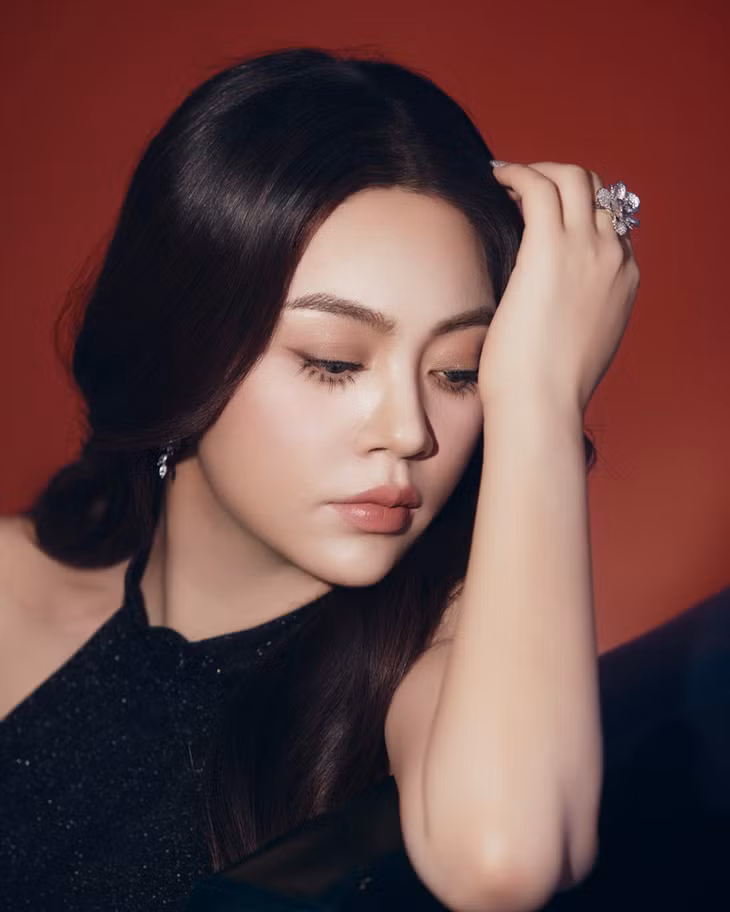 Đầu tư nghiêm túc với chất lượng nghệ thuật cao, các album và MV của Khánh Thy luôn được công chúng yêu thích.
