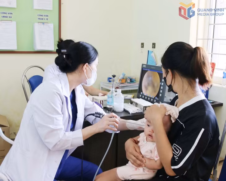Bác sĩ Bệnh viện Bãi Cháy khám sàng lọc sức khỏe, phát thuốc miễn phí cho người dân tại xã Ba Chẽ.