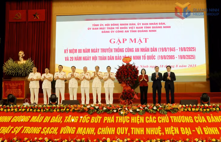 Các đồng chí lãnh đạo Tỉnh ủy, HĐND, UBND, Ủy ban MTTQ tỉnh tặng hoa chúc mừng Công an tỉnh tại buổi gặp mặt kỷ niệm 80 năm Ngày truyền thống Công an nhân dân (19/8/1945-19/8/2025) và 20 năm Ngày hội toàn dân bảo vệ an ninh Tổ quốc. Ảnh: QMG