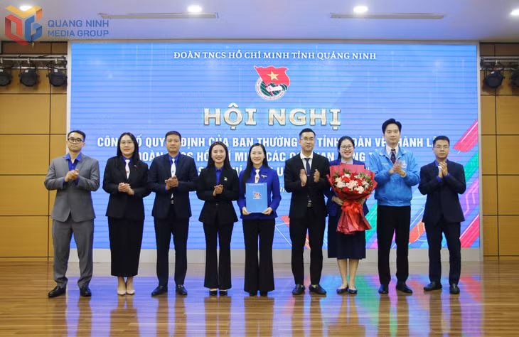 Ban Thường vụ Tỉnh Đoàn trao Quyết định thành lập Đoàn TNCS Hồ Chí Minh UBND tỉnh Quảng Ninh (tháng 2/2025).