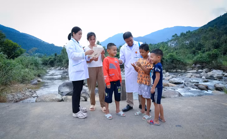 Bác sĩ Vi Văn Nồng tuyên truyền, vận động phụ huynh và trẻ em vùng cao nâng cao ý thức phòng, chống đuối nước.