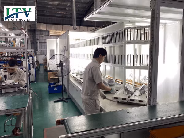 Đội ngũ kỹ thuật viên đèn LED LTV kiểm tra hệ thống đèn công nghiệp