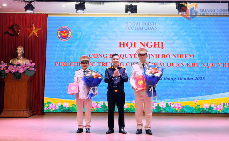 Đồng chí Nguyễn Thành Hưng, Phó Cục trưởng Cục Hải quan trao quyết định bổ nhiệm Phó Chi cục trưởng Chi cục Hải quan khu vực VIII. 