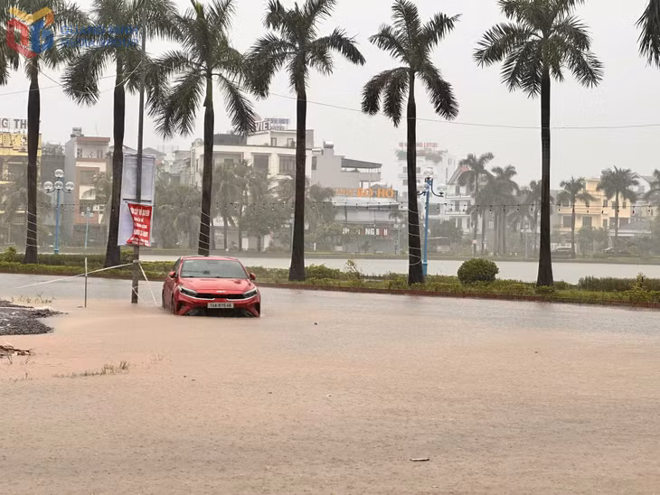 Ngập úng tại khu vực hồ điều hoà của phường Hồng Gai. Ảnh: Fanpage Báo và Phát thanh, truyền hình Quảng Ninh.