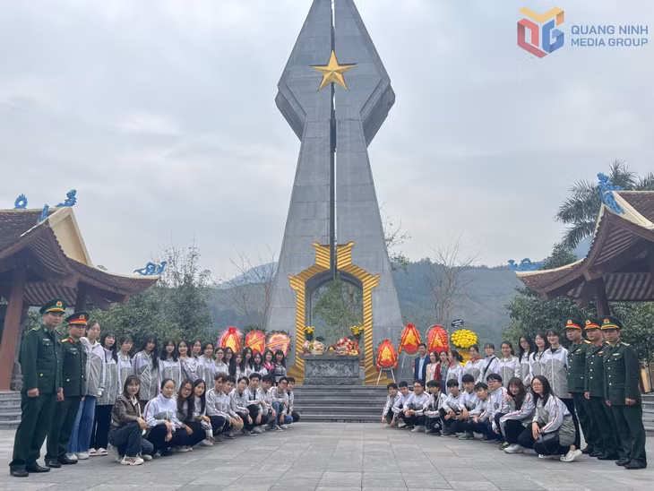 Đồn Biên phòng Pò Hèn giới thiệu địa chỉ đỏ Khu di tích Lịch sử Quốc gia Pò Hèn cho các ĐVTN