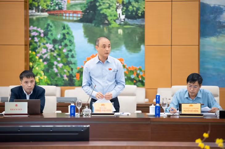 Phó Chủ nhiệm Ủy ban Khoa học, Công nghệ và Môi trường Nguyễn Phương Tuấn trình bày báo cáo thẩm tra. (Ảnh: DUY LINH)