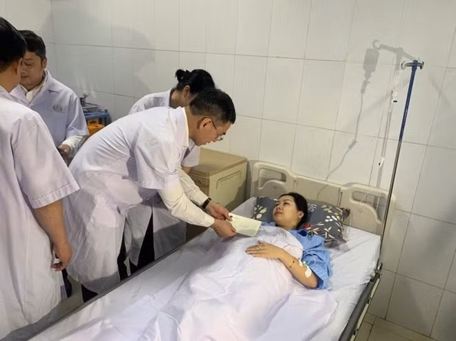 TS.BS Hà Anh Đức - Cục trưởng Cục Quản lý Khám chữa bệnh - Bộ Y tế thăm hỏi tình hình bệnh nhân và các nữ điều dưỡng bị thương trong vụ tấn công. Ảnh: Lê Hảo