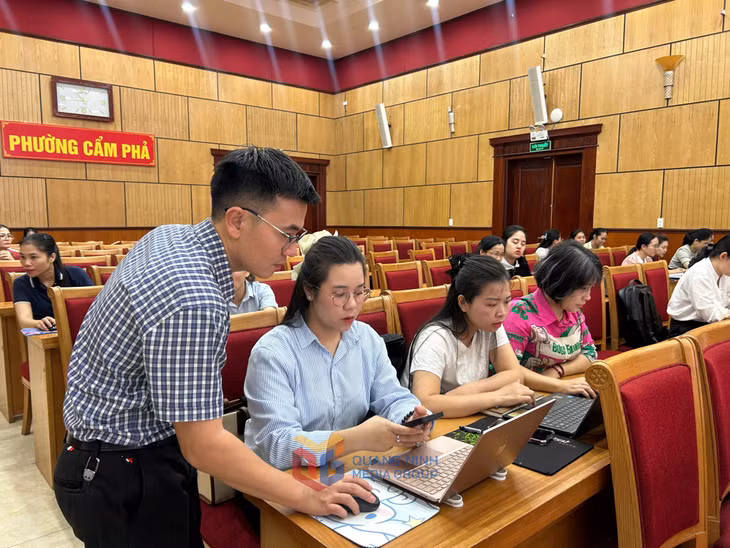Phường Cẩm Phả tổ chức tập huấn triển khai chiến dịch cho các lực lượng tham gia làm sạch dữ liệu đất đai.