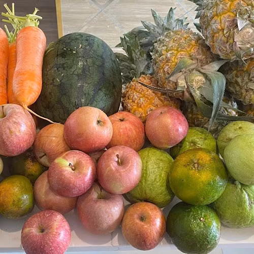 Nước ép, đặc biệt là nước ép táo giúp thải độc gan, làm ruột sạch khi uống buổi sáng. Ảnh: Lê Thanh.