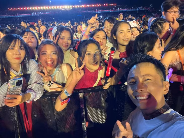 Người hâm mộ chụp ảnh cùng rapper Rhymastic tại concert Anh trai vượt ngàn chông gai. Ảnh: Ngân Hà